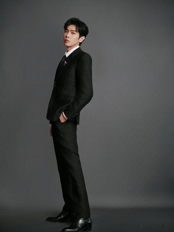 张若昀浪姐隐形男主角 看浪姐总想起张若昀，老婆唐艺昕在，搭档们也在，无处不在！乘