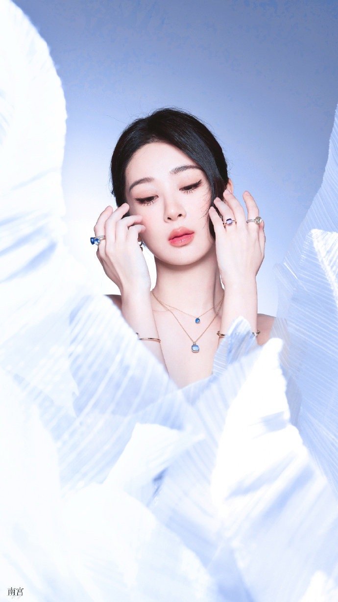 杨紫玉兰花开君再来 💜杨紫董竹君 你眼中的点点星光，是我将一生奔赴的星辰."?