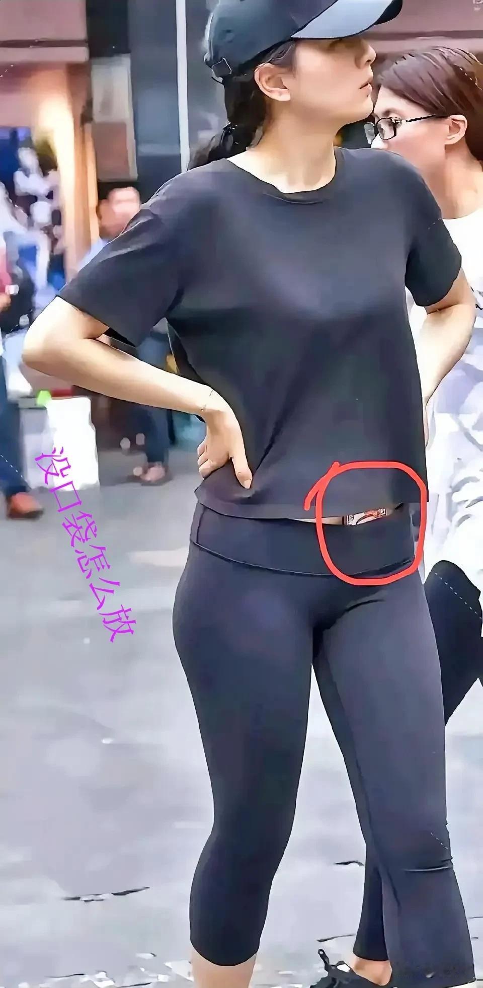 哎！这身衣服没一个口袋，你让人家把手机放哪里

    我夏天也是这样放手机，上