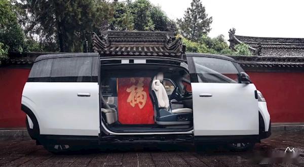 下半年，极氪将推出两款新车。极氪7X将在8月底的成都车展全球首秀，预计在9月底上
