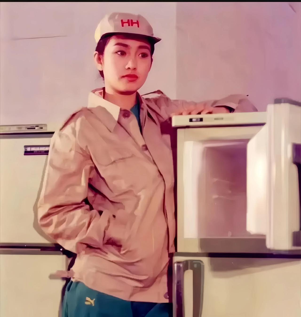 还是少女时期的巩俐在家中的一张留影。
她面容精致清秀，漂亮迷人。