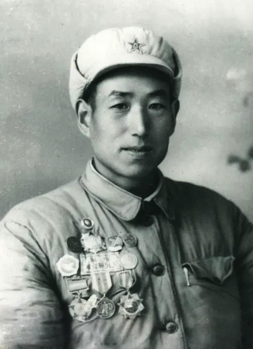 1951年，“踩雷了！”志愿军抓俘虏时意外暴露。刘庆亮当即低吼：“打！”四人绝地