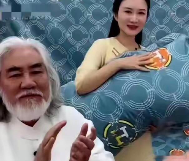 有网友说张纪中天天和老婆一块直播带货，给她当背景墙不觉得掉价吗？张纪中说老婆就是