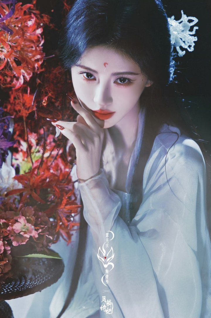 鞠婧祎谁来懂一下！！！发明鬼塑鞠婧祎的人简直就是天才，透白的皮肤搭配红唇完全妖冶