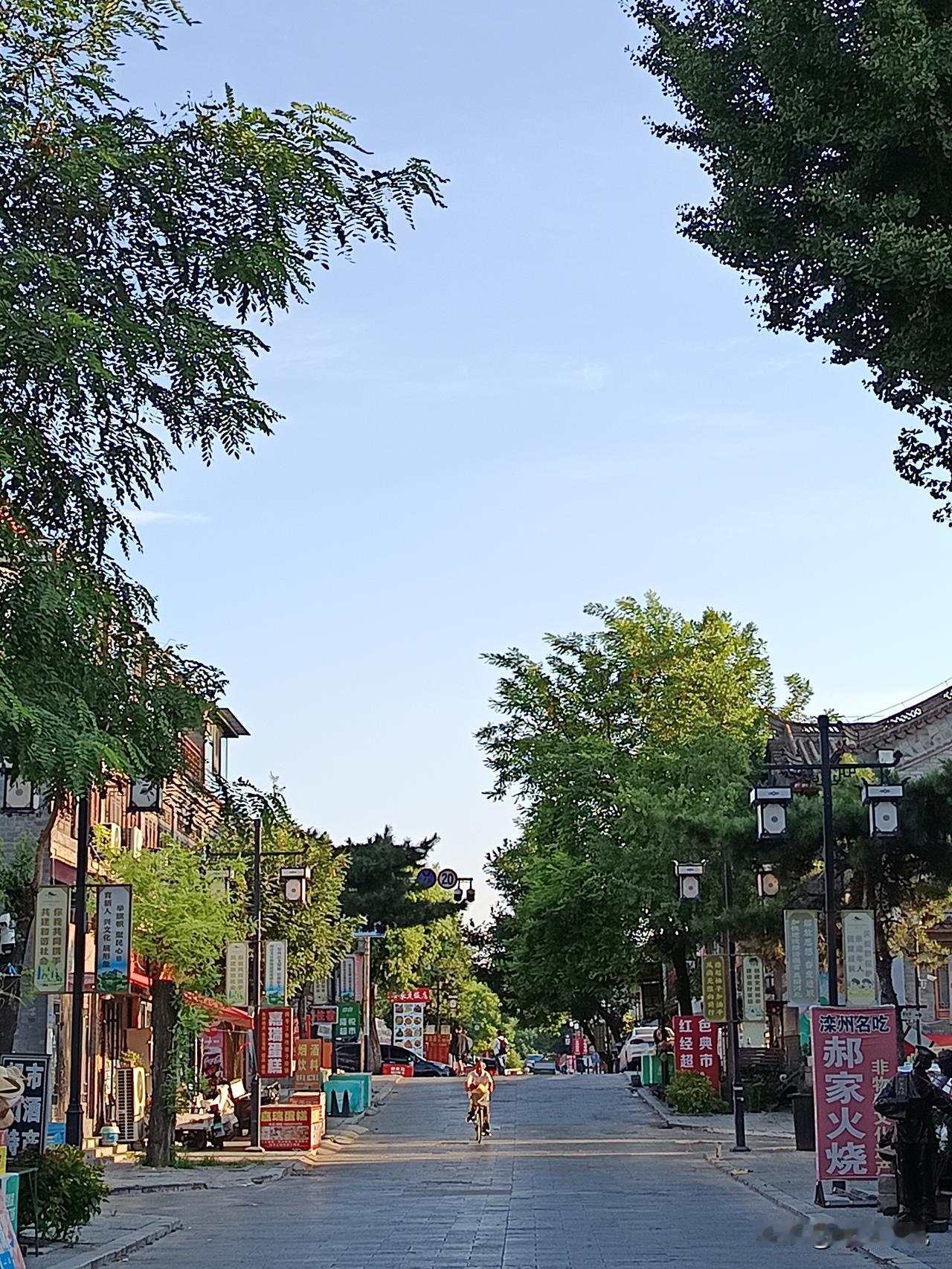 赶早集
骑上自行车，迎着第一缕阳光前进！干嘛去呀？菜市场买菜赶早集去。大街上空无