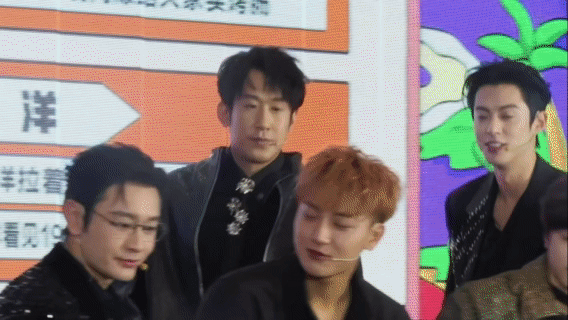 王鹤棣于洋当众给了黄子韬一巴掌黄子韬：我只是来参加个发布会，怎么还成了“打卡点”