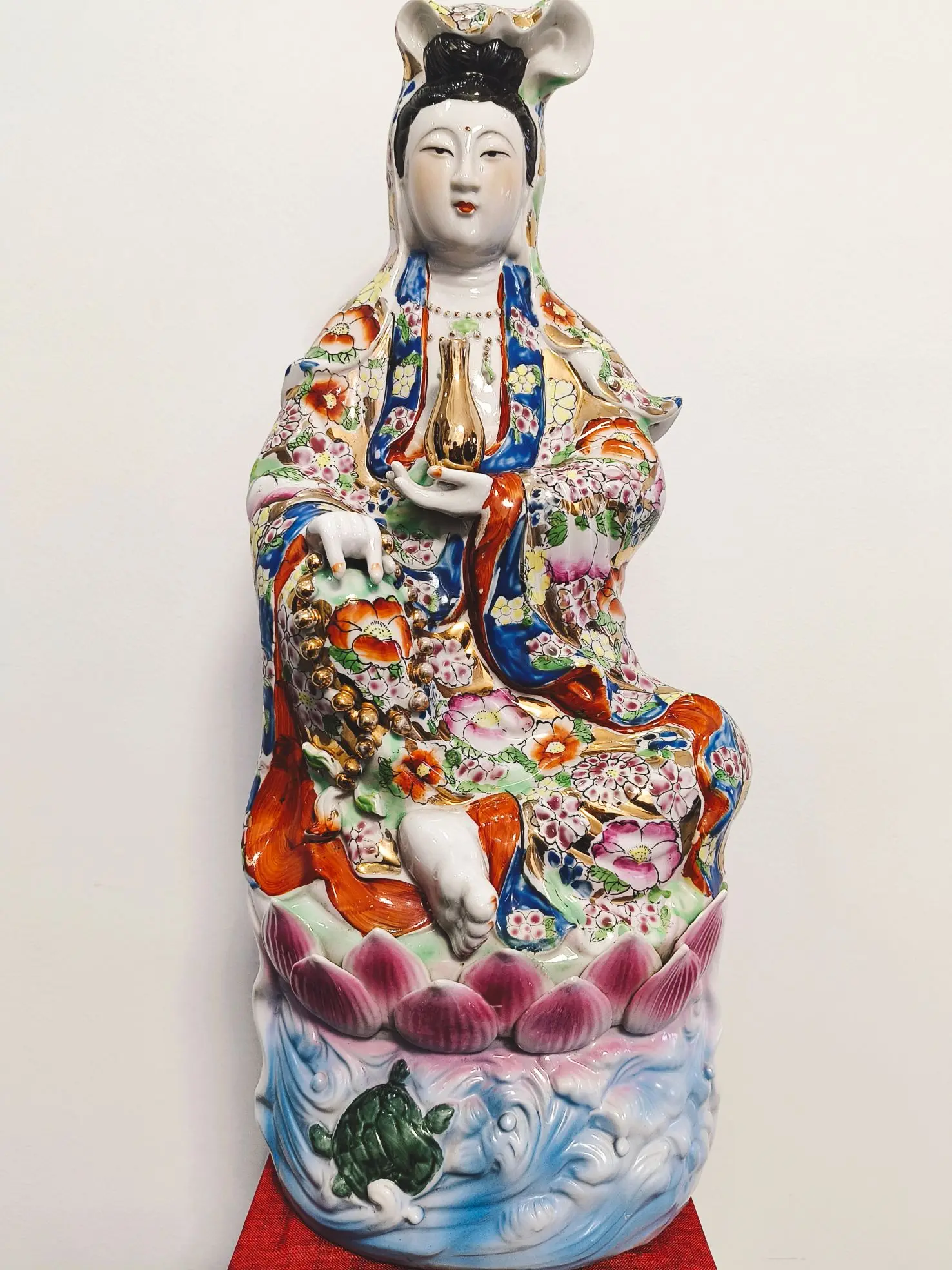 净瓶甘露垂慈手， 万朵繁花护法台。 神龟静卧听禅韵， 宝相庄严涤世哀。