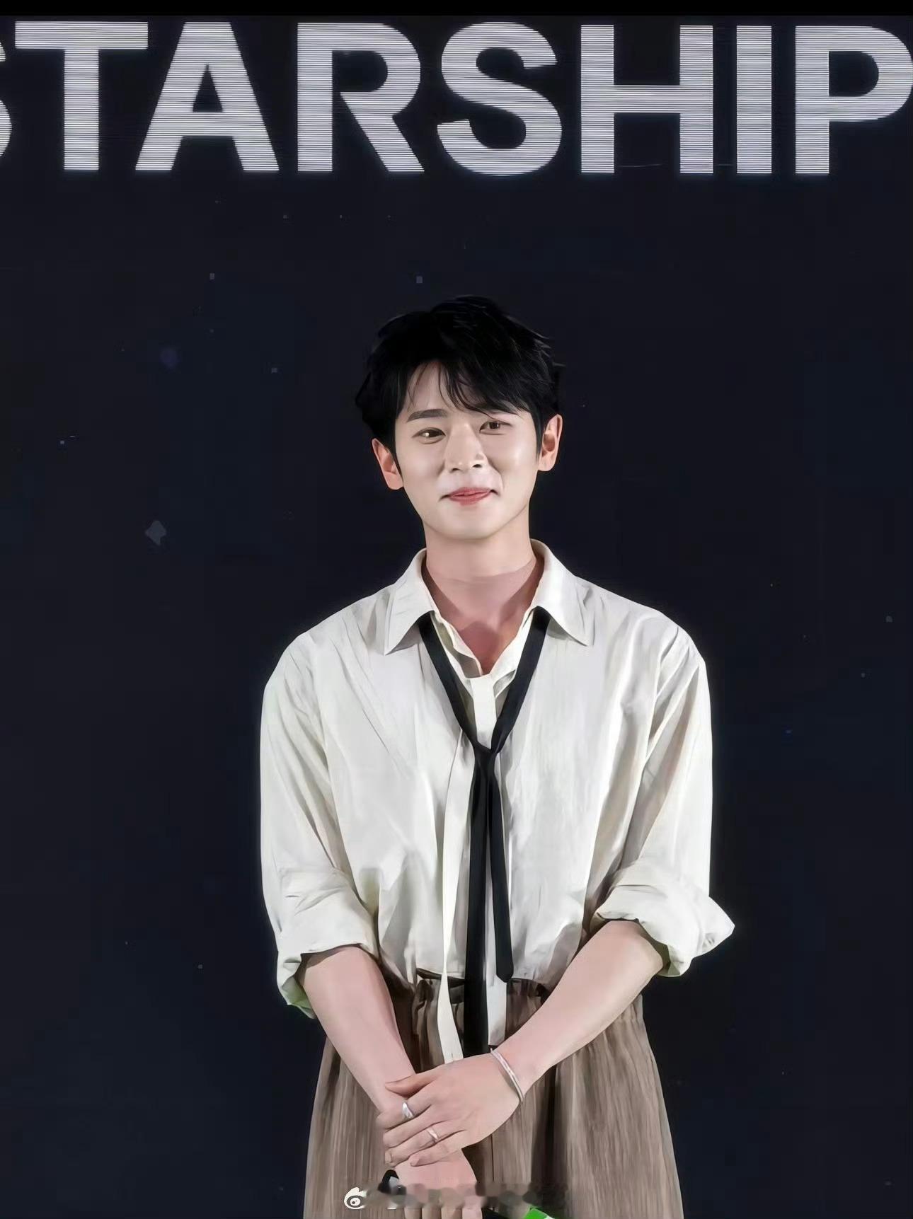 丞磊和泰国粉丝握手看到丞磊和泰国粉丝握手的画面，我直接羡慕到原地打滚，这是什么神