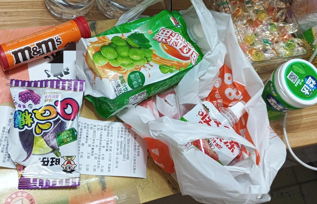 现在开的越来越多的零食店，那些小孩子天天就吵着闹着去买。