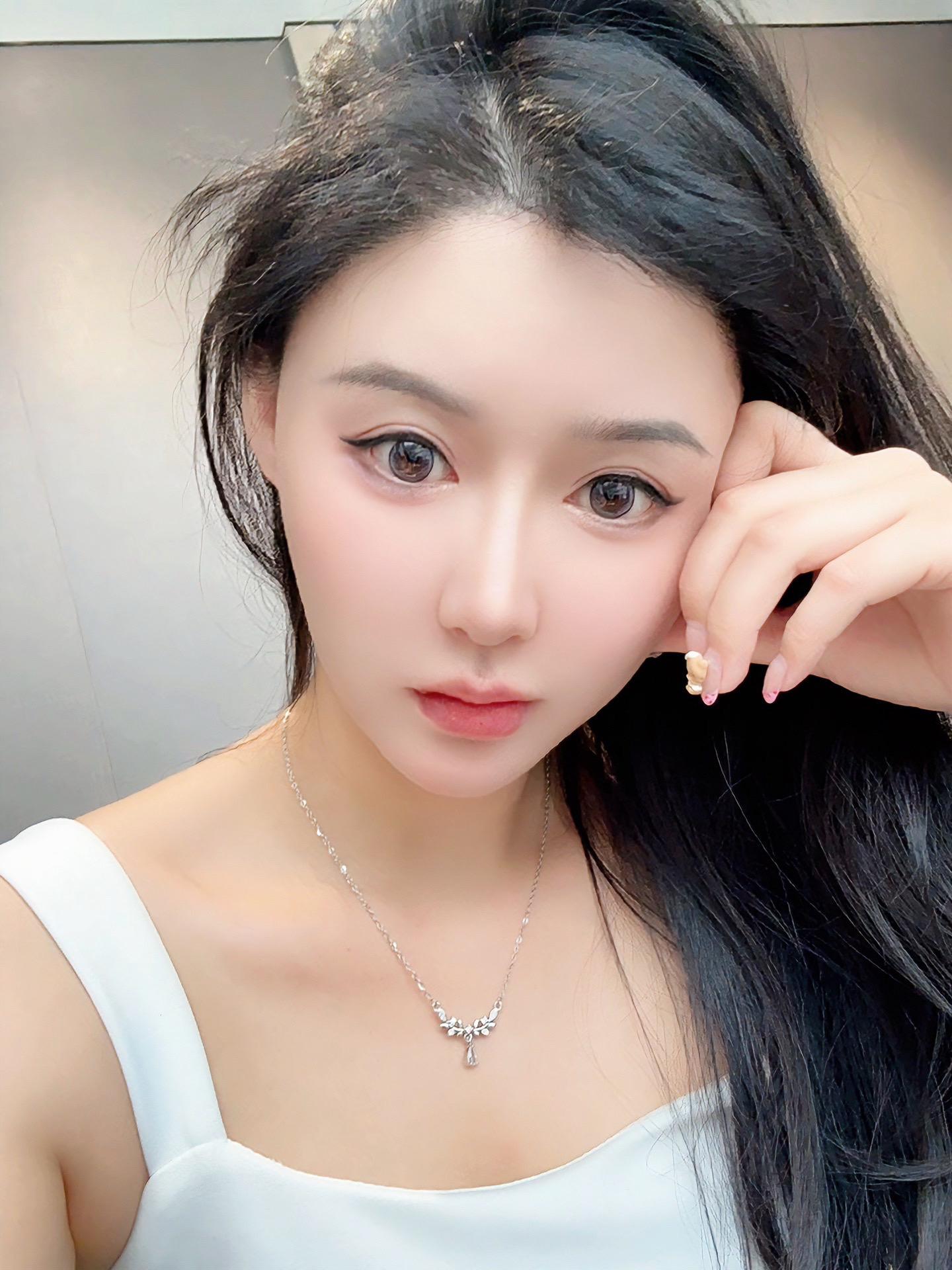 世上本无事 庸人自扰之 提高能量最好的方式，就是不入任何人的局，不操任...