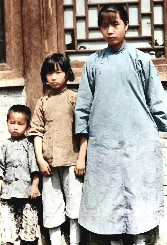 这张摄于1927年的合影，定格了李大钊牺牲后三个孩子的悲痛瞬间。 ​​​