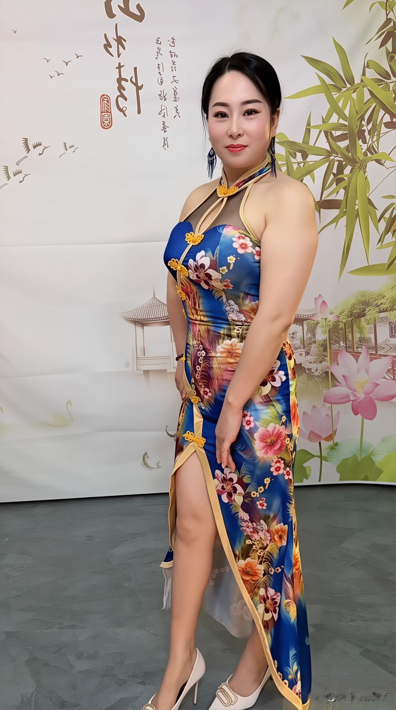 岁月从不败美人，微胖才是极品。
这一袭蓝底繁花，锁住的是东方的雅韵，
藏不住的是