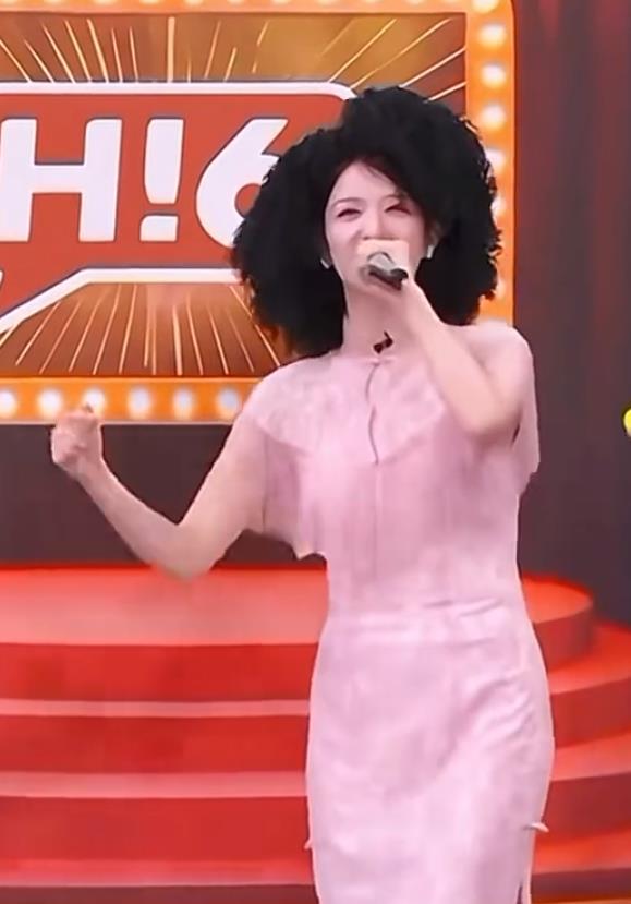 王楚然爆炸头 95花的颜值担当王楚然为宣传新剧《这一秒过火》参加节目，现身的楚然