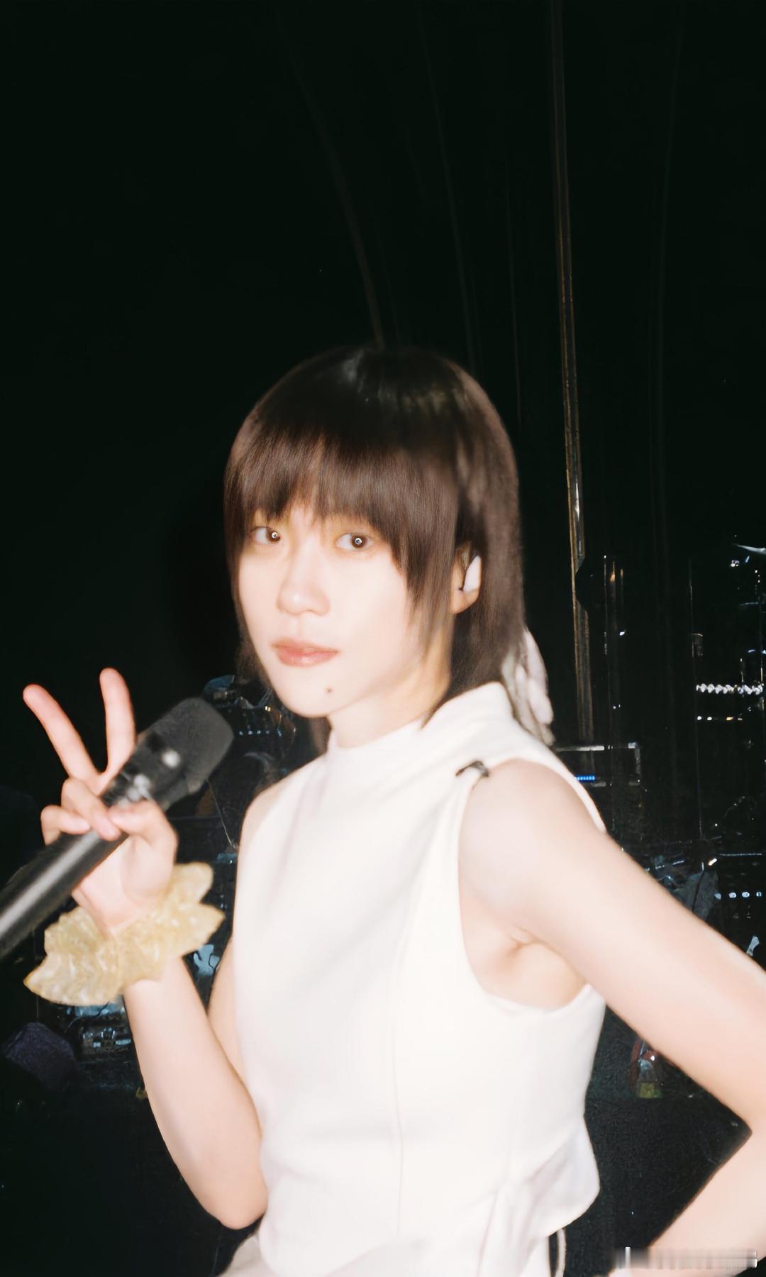 歌手直播王菲窦唯共同创作窦靖童演唱窦靖童首场唱爸爸最后唱妈妈很难再有这样特别的舞