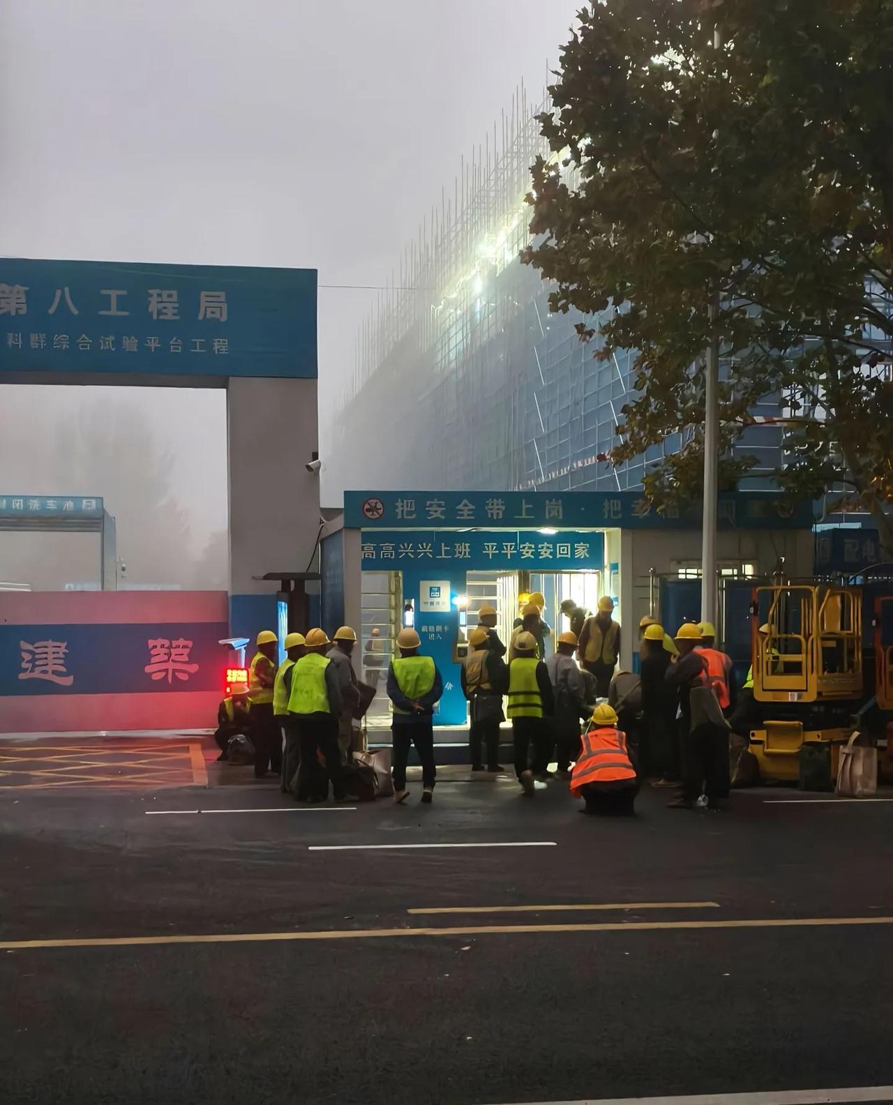 家门口建筑工地的自助餐，12元一客，无限续杯。

今天单位加班到7点回来，自己一