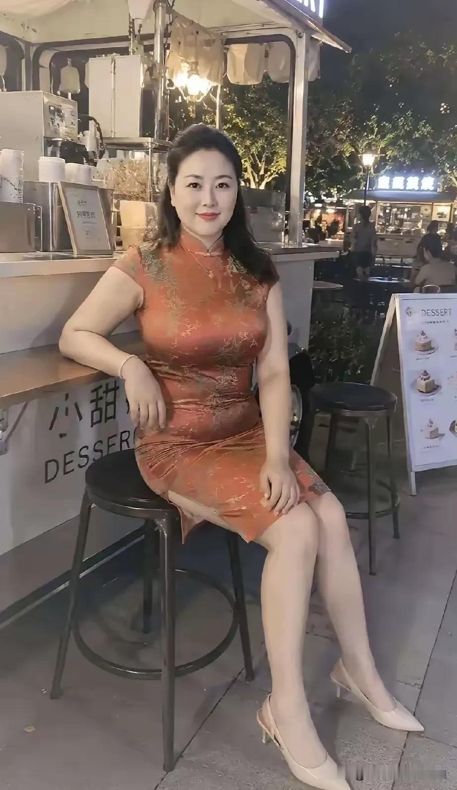 凭你的直觉，她今年多大年纪了？提示一下，她年龄的十位数和个位数加起来等于8。