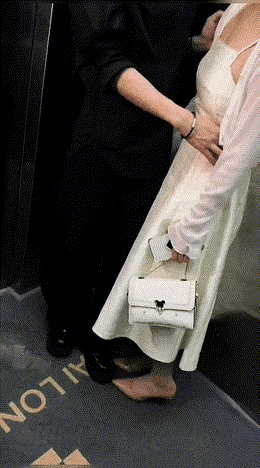 这女人身材超级好，看后面迷倒一群痴汉子。
看脸蛋吓跑所有痴情男。