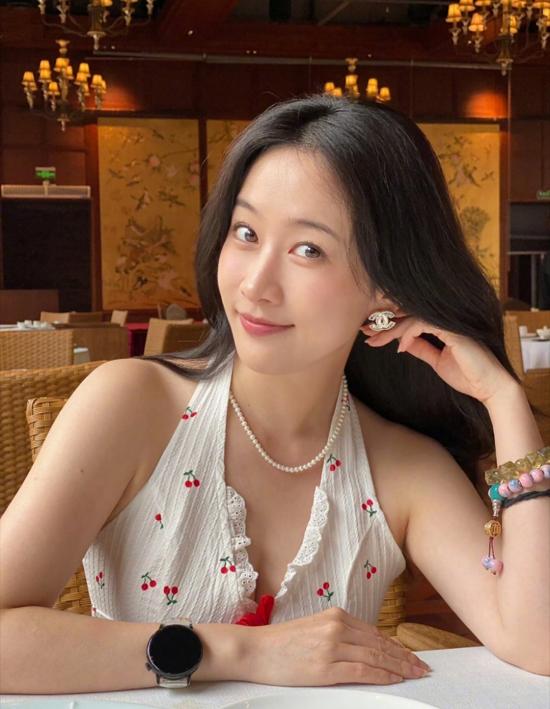 饶雪漫让刘美含快回来吃饭，哇！次元壁破了，饶老师是不是来灵感啦[羞嗒嗒] ​​​