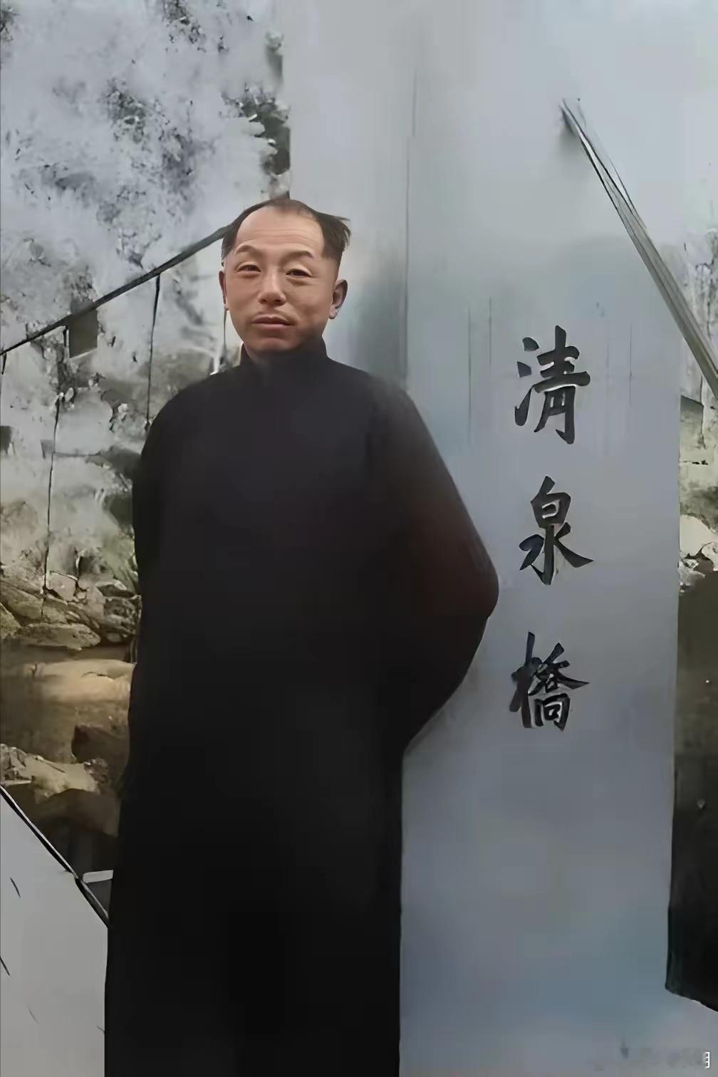 1977年，台湾。蒋介石死了后，依然被羁押的张学良。此时他已76岁，已经开始秃顶