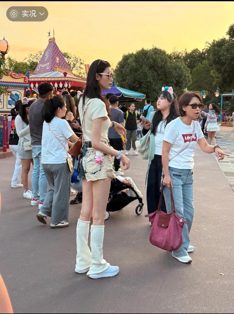 我滴个天呐！万万没想到女神现实中这么一大大只，不愧是超模啊！这大长腿真是逆天了！