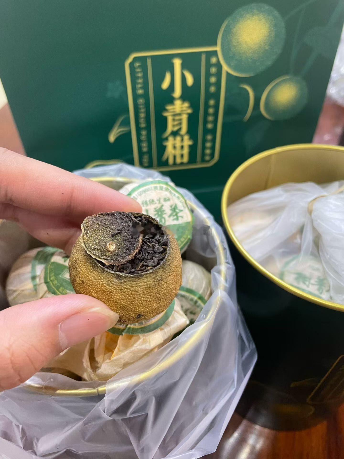欧盘时段已然开启，给自己泡上一壶小青甘，沸水冲入杯中，果香混着茶香缓缓散开，抿上
