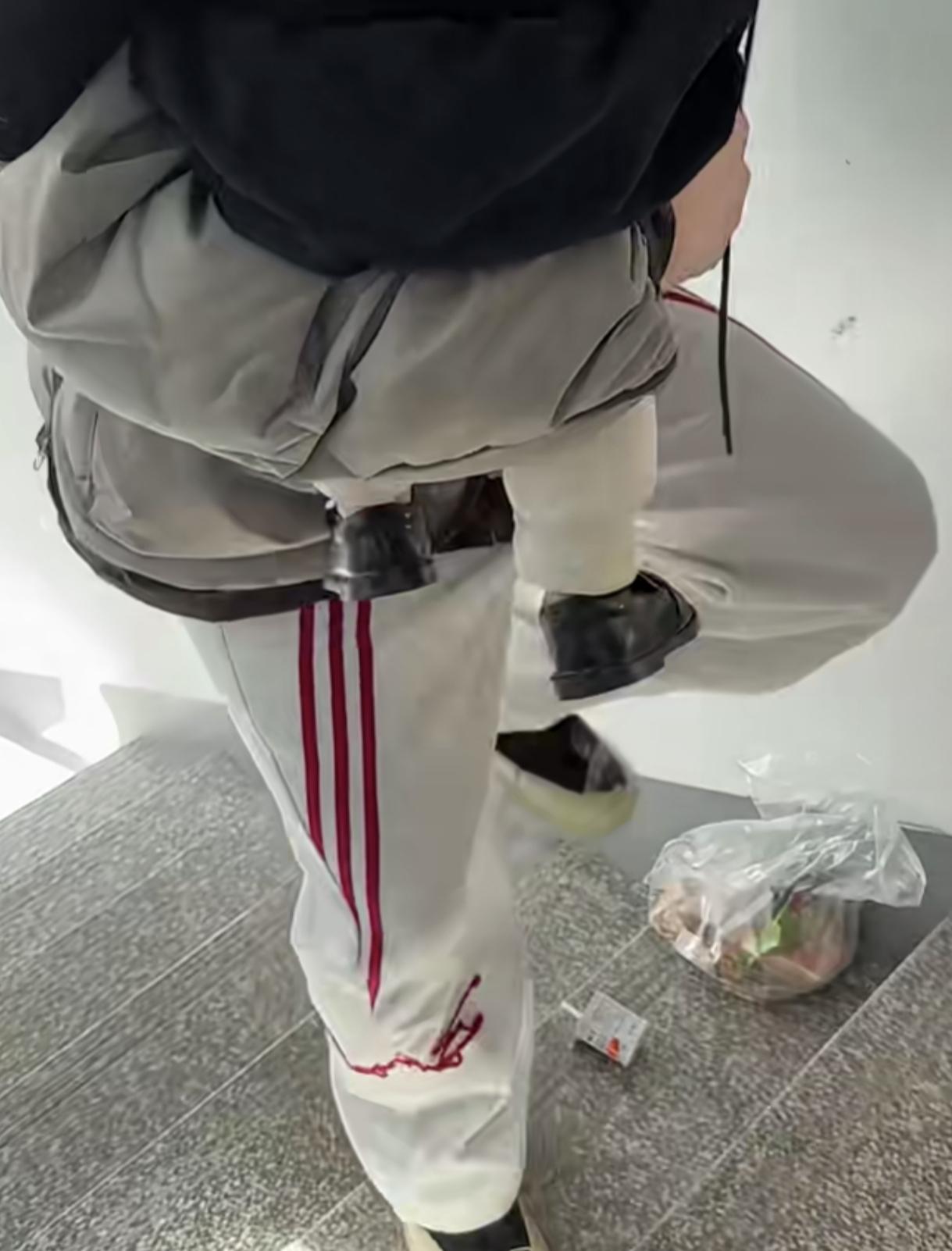 男子在楼梯间踩酸奶
没想到踩了身后老婆一脸
网友：这个时候千万不要回头看