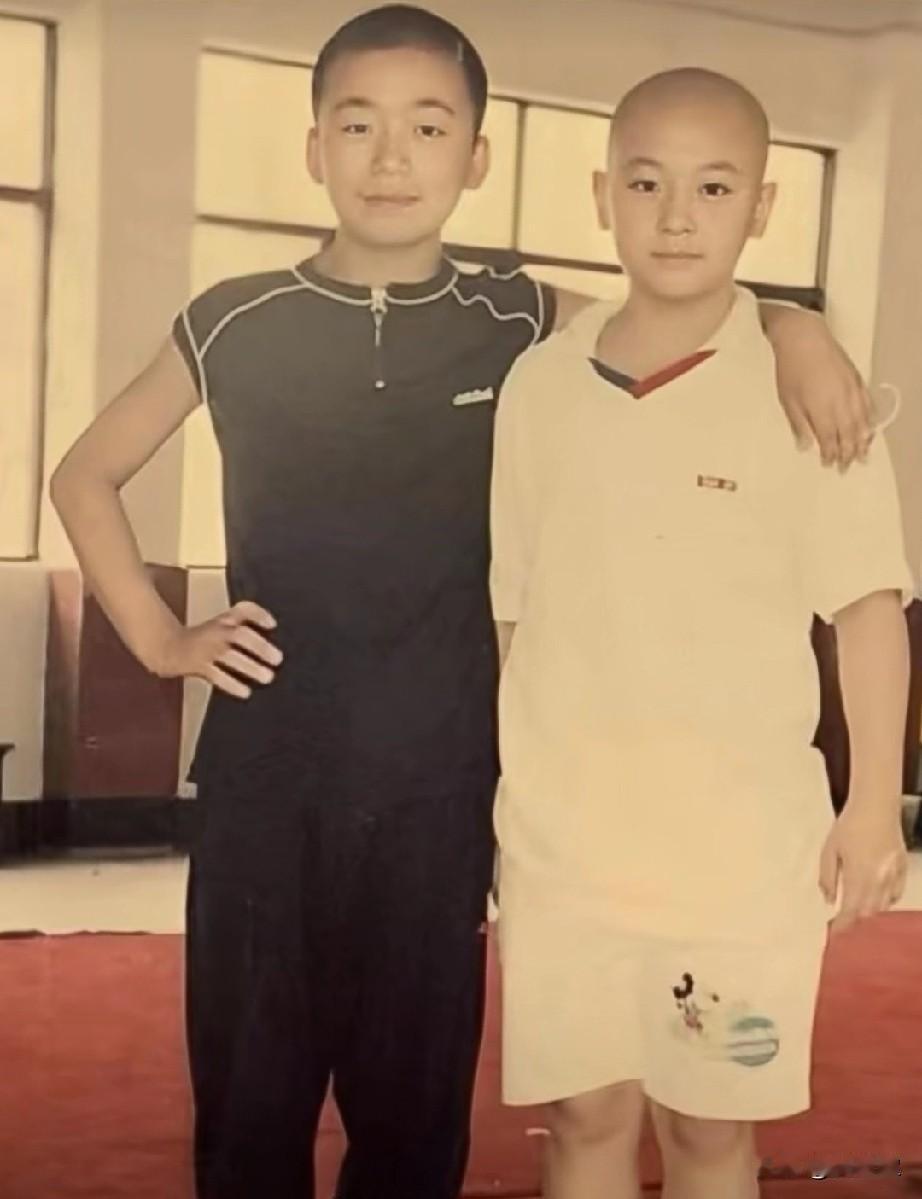 二十多年前的练功房里，黑衣少年和光头小子拍下合影。
那时他们还只是怀揣功夫梦的孩
