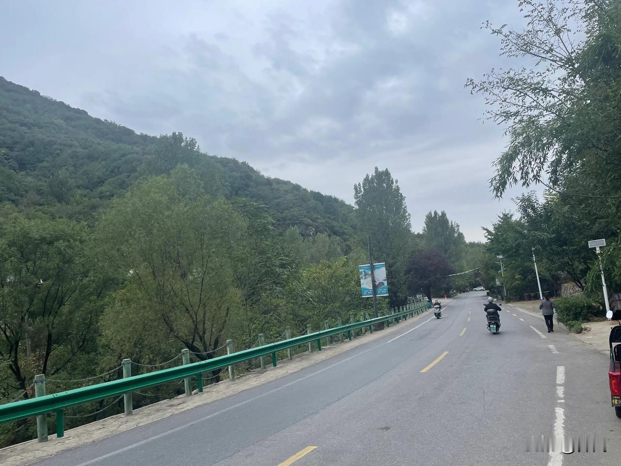 【七绝•秋分阡陌露生凉】
秋分阡陌露生凉，五谷田间渐变黄。
几许红尘花影瘦，徒留