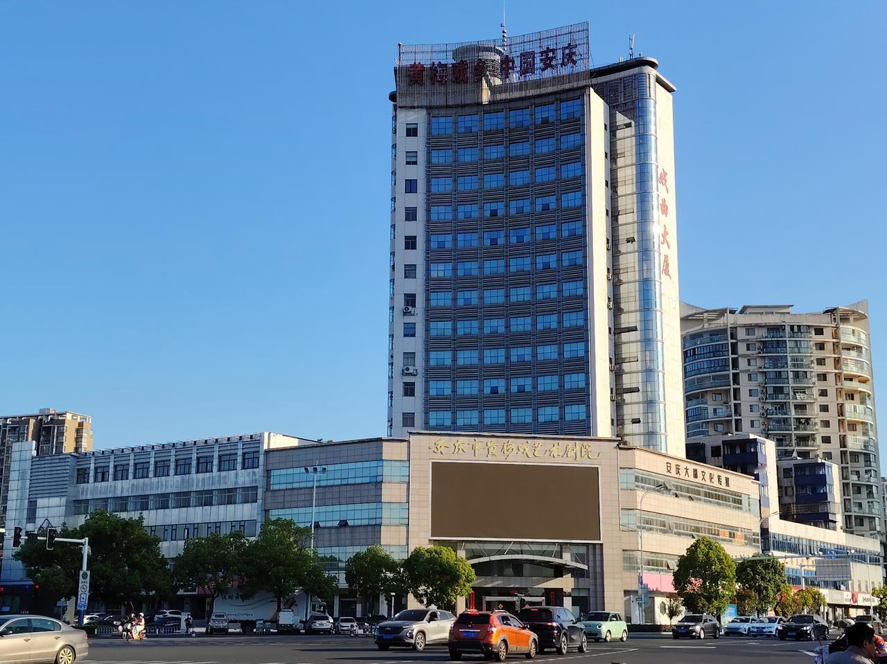 现今湖北黄梅人与安徽安庆人在网上争得火起，黄梅人总认为黄梅戏是他们创造出来的，被