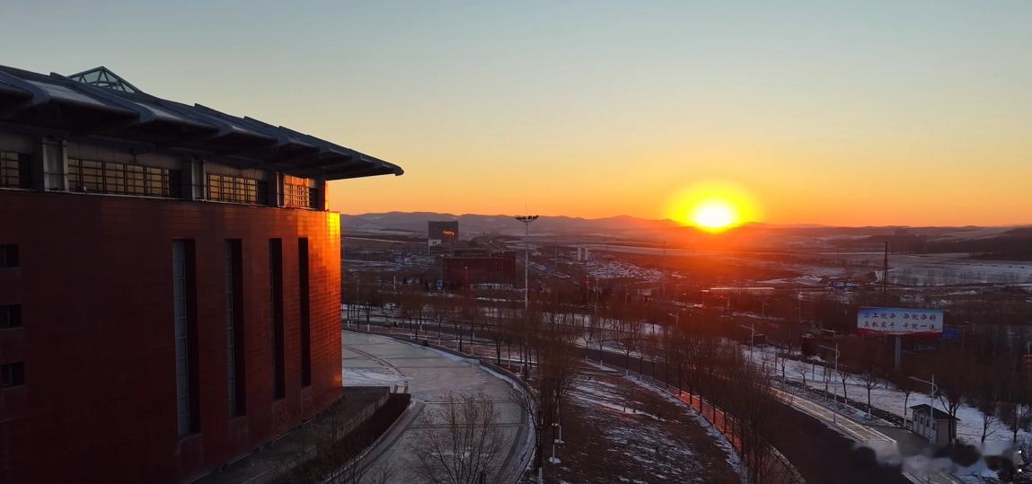 回家的意义此刻具象化了冬天自驾回家，最怕的就是车里冷冰冰，路上又无聊。但看了问界