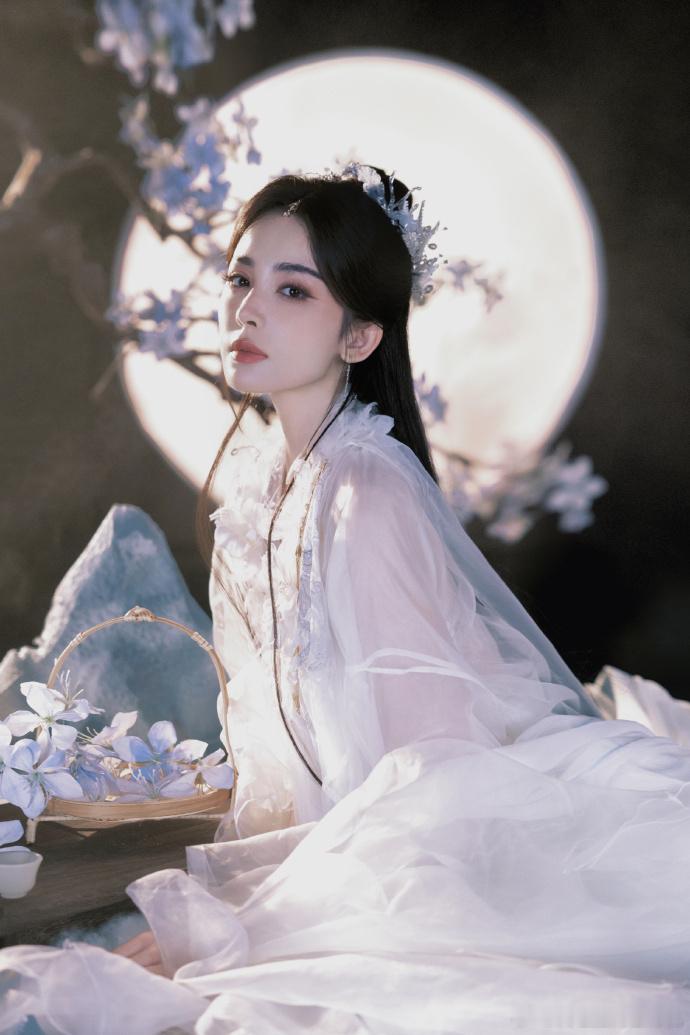 娜扎嫦娥仙子造型娜扎裁霞凝露含清韵娜扎裁霞凝露含清韵，娜扎嫦娥仙子造型，好生清冷