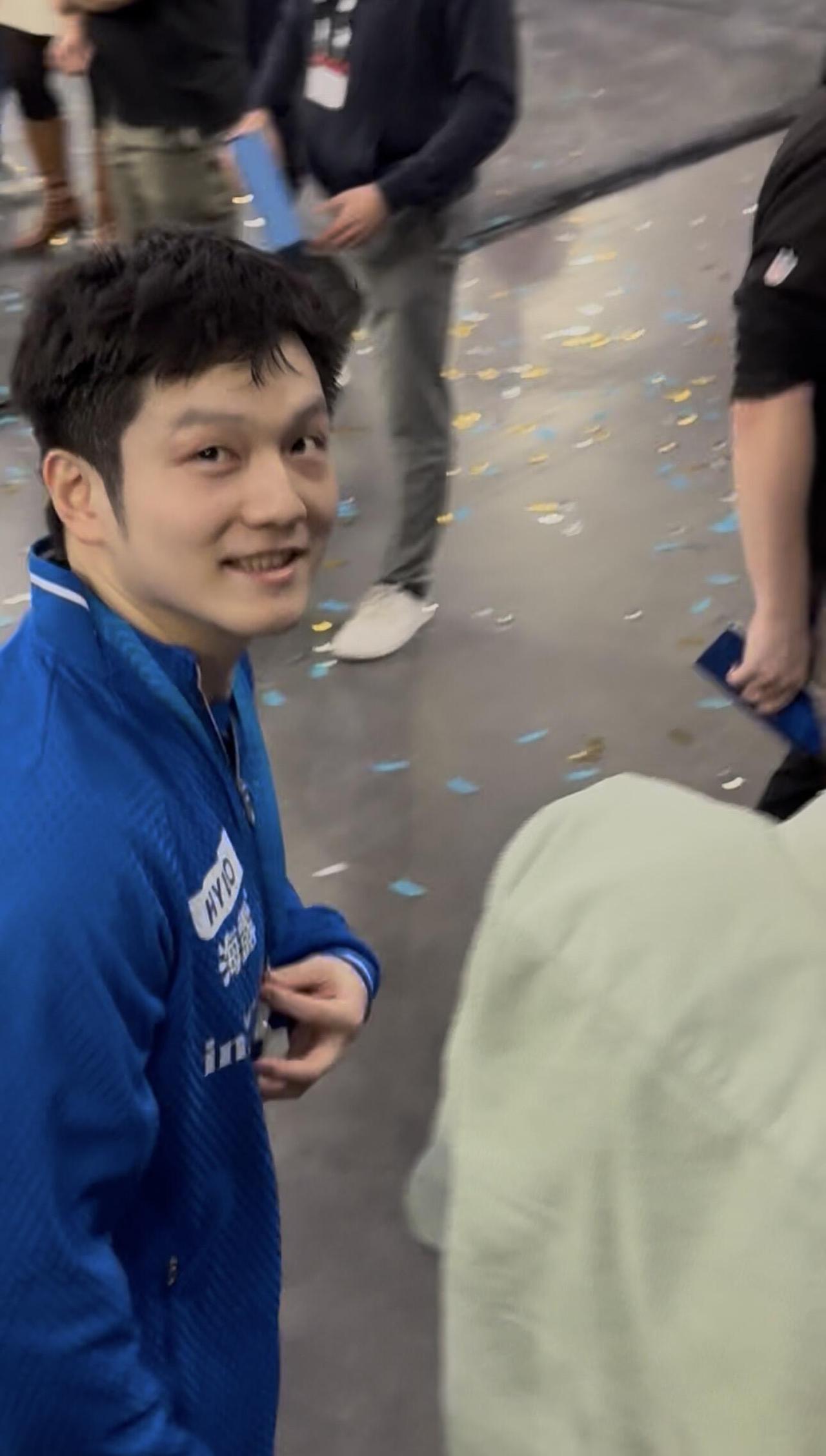 赛场上的东哥，回头一笑，就这样触手可及！
看到这样近距离的面庞，真的又被感动到了