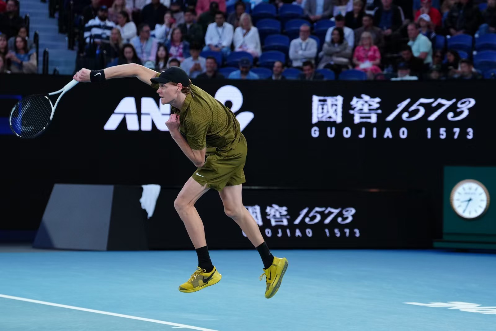 澳网2026 澳网男单第二轮，卫冕冠军辛纳以6-1/6-4/6-2横扫达克沃斯豪