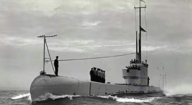 [太阳]1972年，我国在威海卫海域打捞出一艘潜艇，拆解下908吨钢材，然而，英