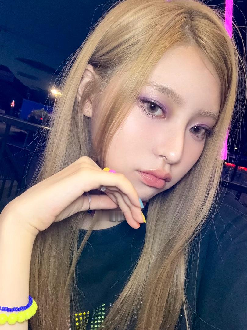 各种风格的妆容全都完美消化的KiiiKiii Haum脸蛋氛围感非常独特，所有色