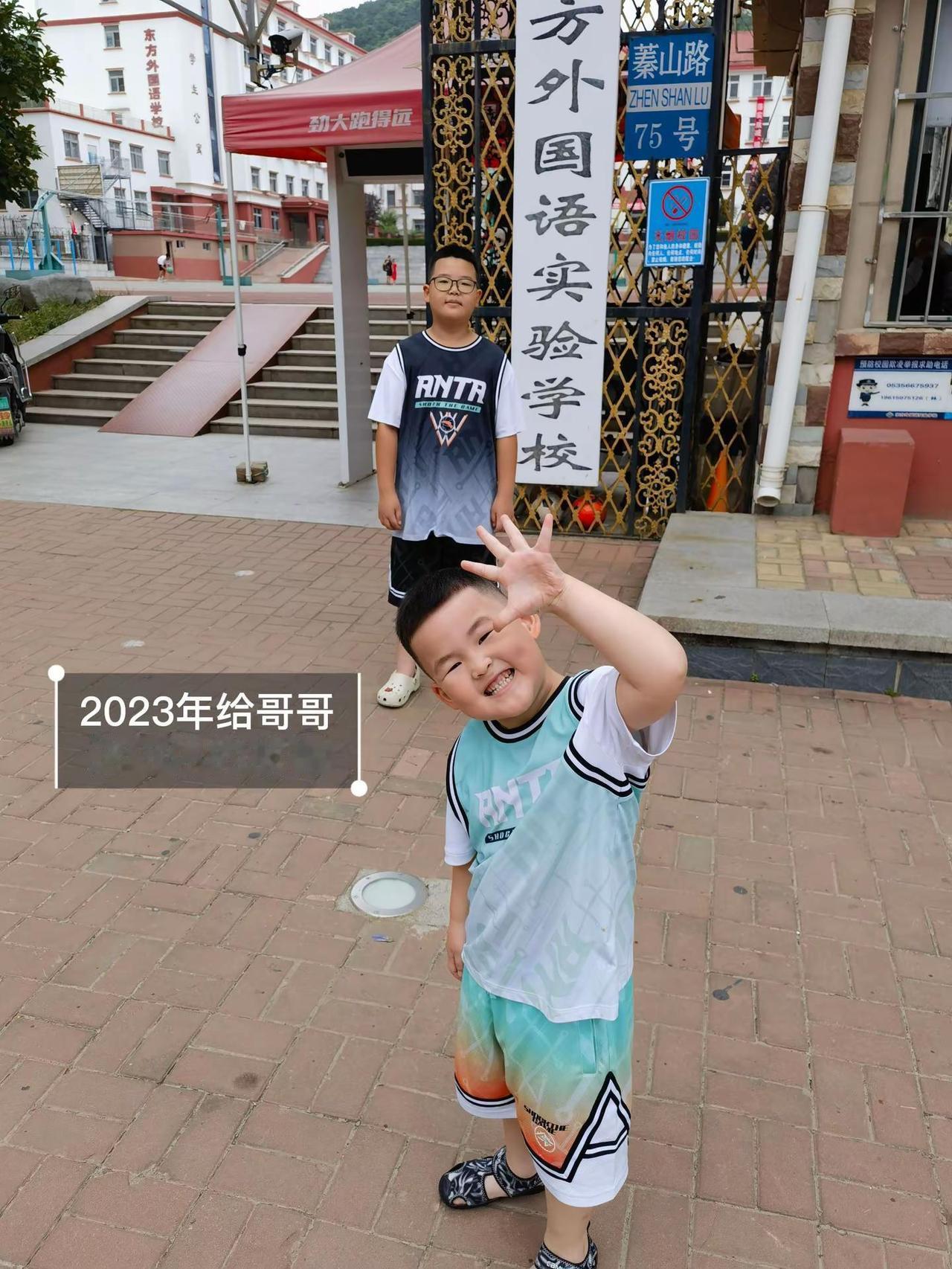 弟弟在小学部；哥哥在初中部。老话讲长兄如父，弟弟若在学校调皮犯错，请直接传唤他大