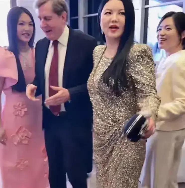 李湘王岳伦王诗龄一家三口罕见同框出现在哈尔滨一个品牌晚宴，李湘母女穿得跟走红毯似