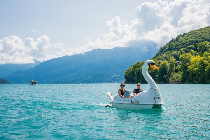 【这里是瑞士】施皮茨（Spiez）的夏季，是飘荡在图恩湖上蓝色的、无所事事的时光