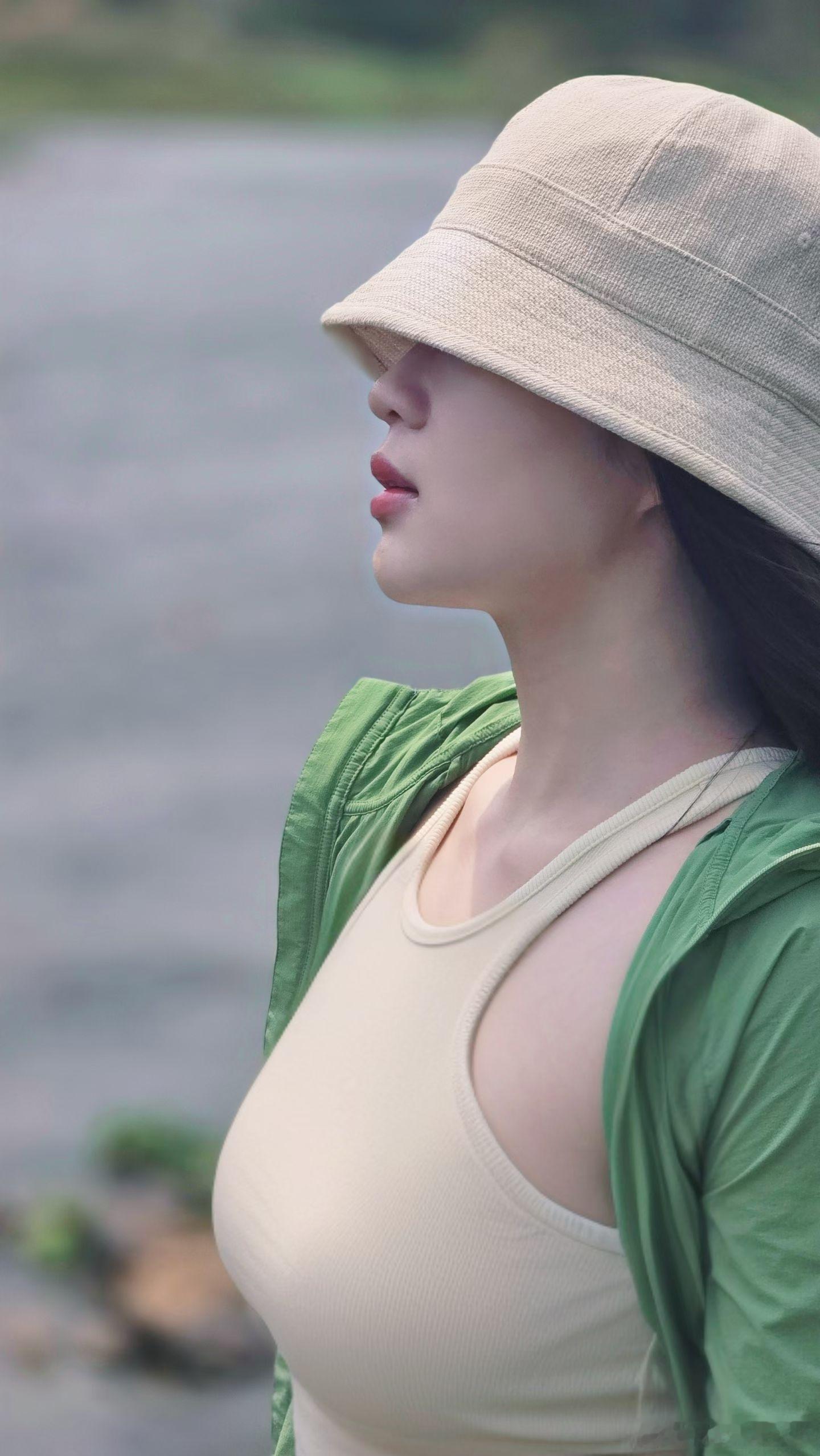 现在的生态太好了，是记忆中家乡小河的模样，可以摸鱼，捞小虾，捡螺丝...我的日常