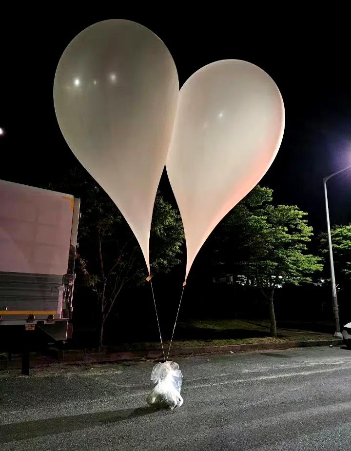 朝鲜用气球向韩国投放大量废纸和污物。

这叫“鸿运高照，翔淋到头”吧。

杀伤力