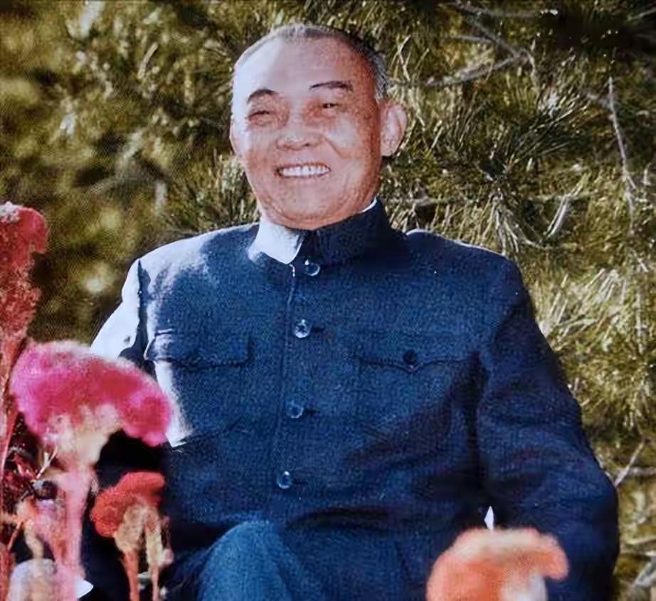 他早年参加秋收起义，历经游击战争、抗战与解放战争。建国后转业地方，1954年起主