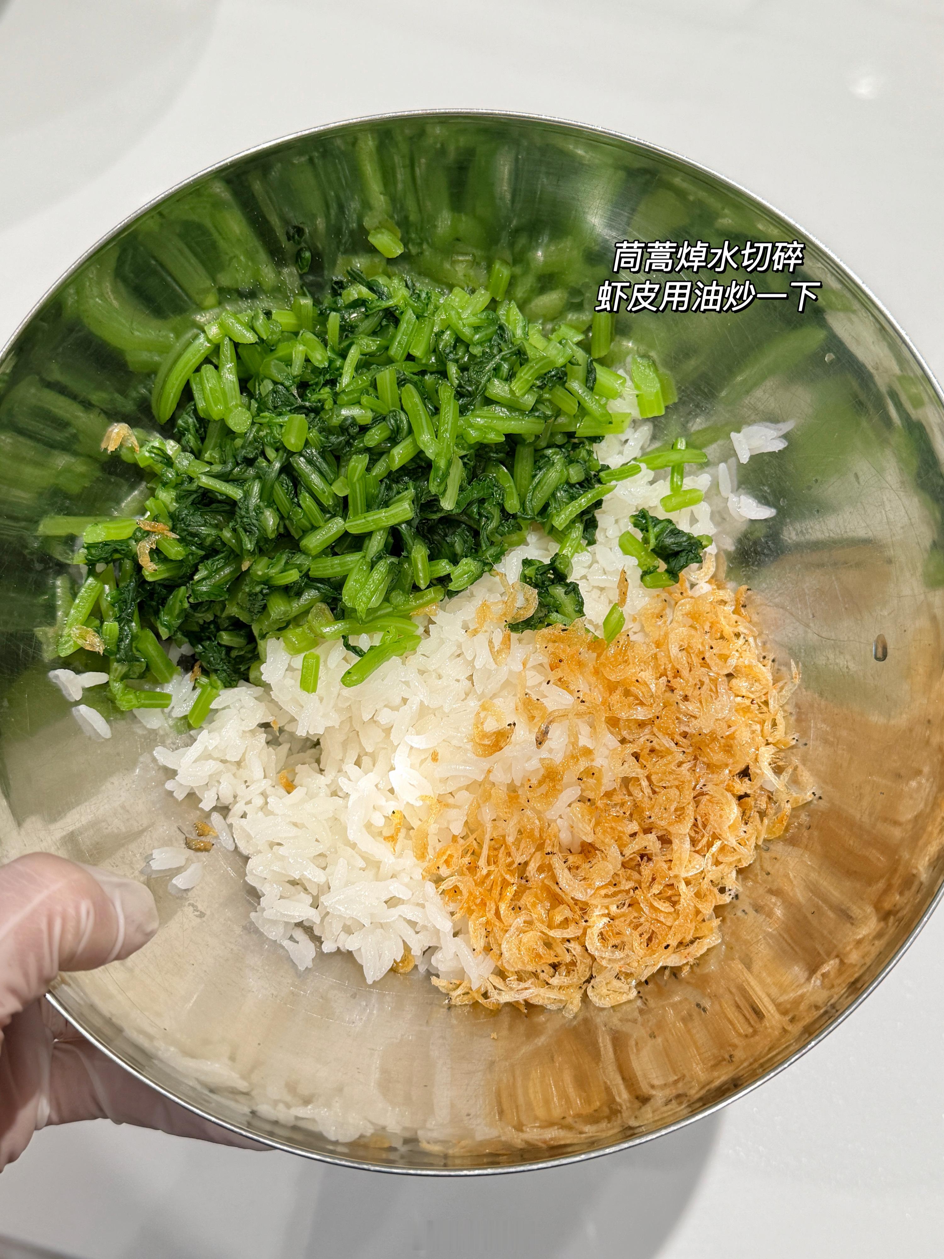 这个茼蒿菜饭我真的吃不够，周末胡吃海塞了两天，晚上清清肠 