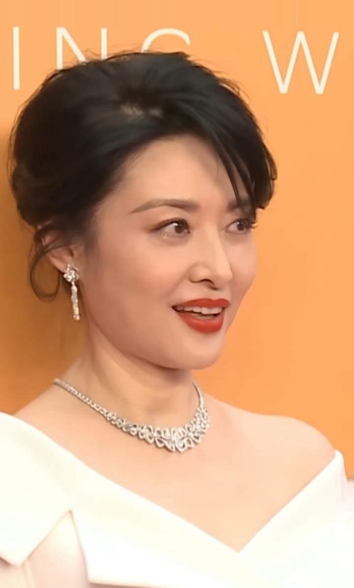 曾经的女神也老了，已经58岁了，美人迟暮了，当年无数男人的白月光，你会不会心痛？