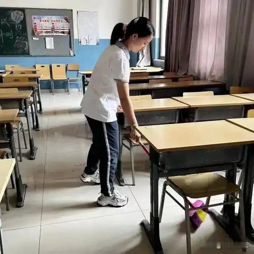 内蒙古包头，一中学班主任因扫把损坏，与女学生发生争执，被学生顶撞后，他情绪失控，