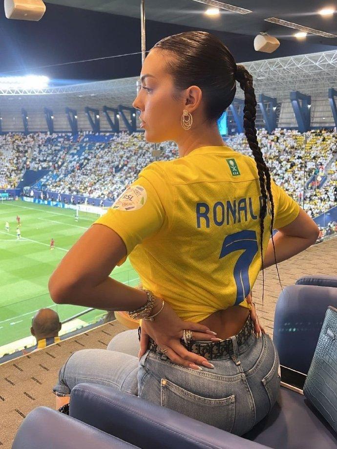 C罗进球的最大功臣？果然是她！[笑哭]如果你有，相信你也会轰出世界波来[捂脸]，