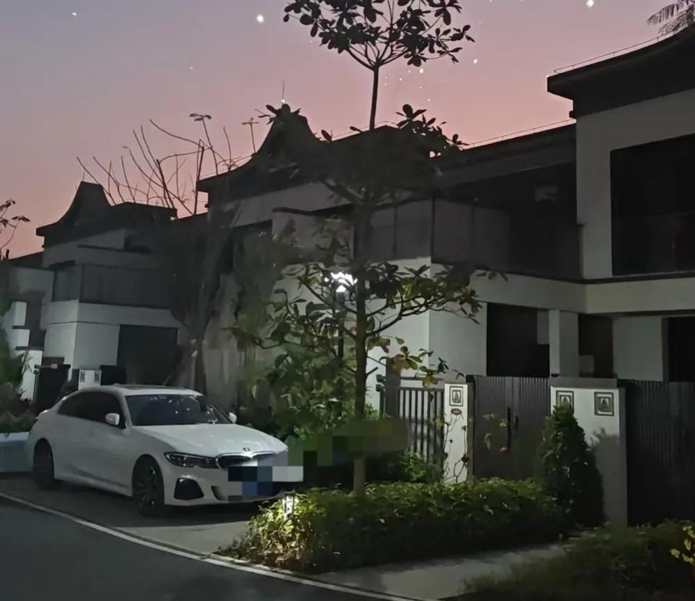 西双版纳这地方，只要下雨就先刮大风。昨天晚上我跟海林盛哥在酒吧街吃铁锅炖喝完酒，