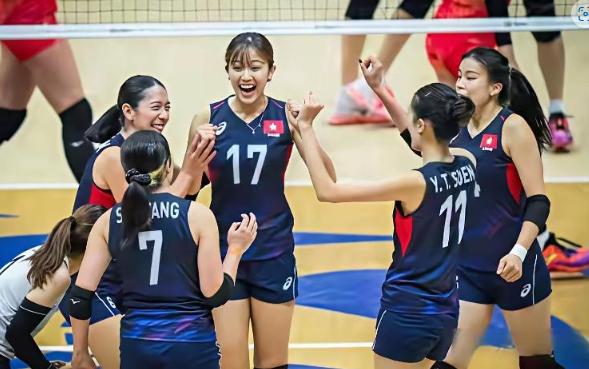 香港女排拒唱国歌风波后，处境最为尴尬的当属中国香港女排主教练郭建全。比赛现场队员