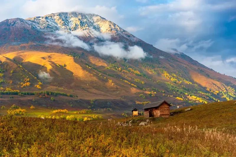 晚霞染湖万点金
夕阳余晖映山红
江湖尽处皆美景、
白杨颂歌风飘送、
怡浓烟火忆往