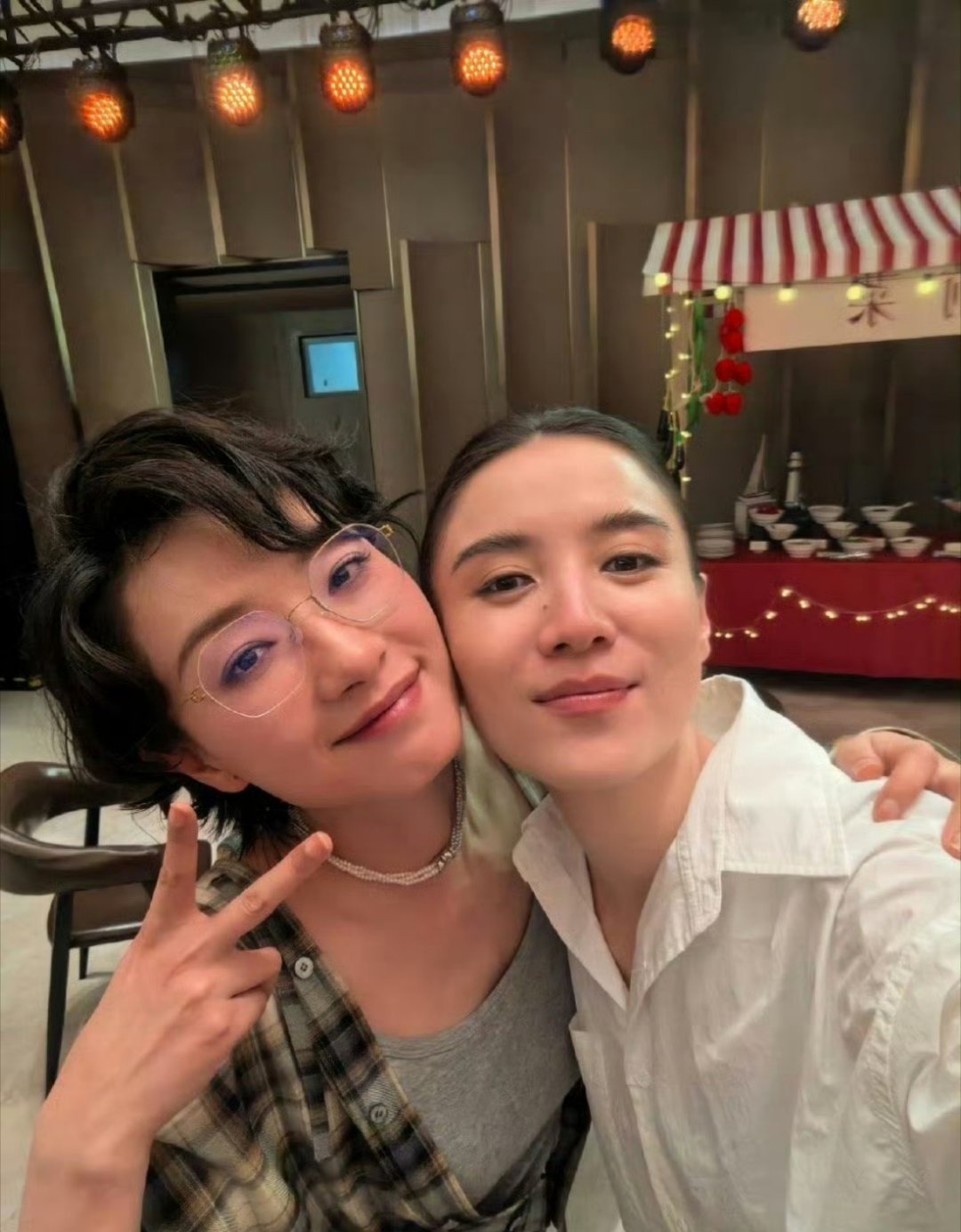 万茜晒与宋佳合照 两位姐姐都好美啊！！状态都超好～友谊长长久久呀 ​​​