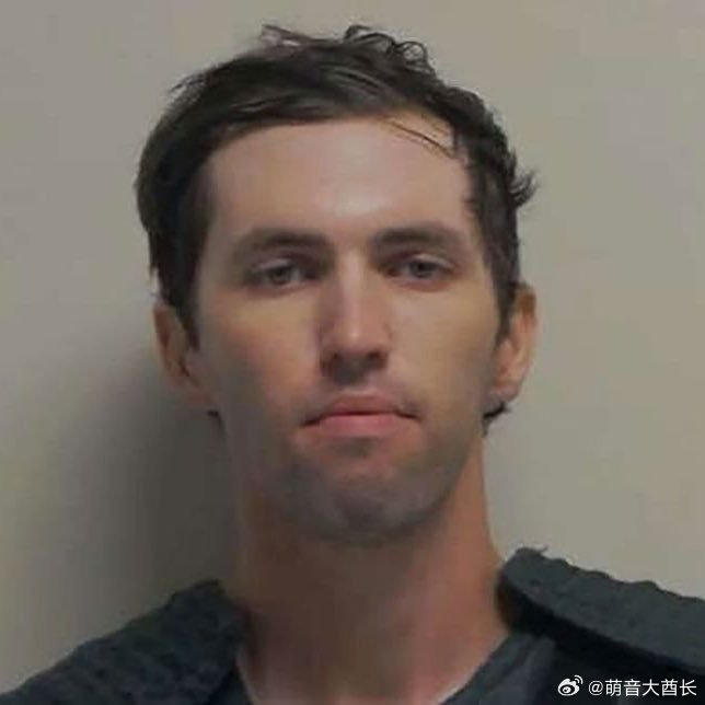 泰勒·罗宾逊拒绝配合当局，仍未承认自己枪击查理·柯克。  执法人员正约谈其家人以